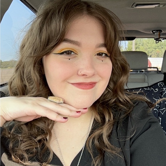 Meet your Posher, Marisa - Picture 1 of 1